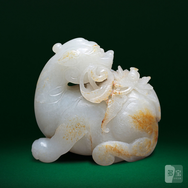 十八世紀 白玉帶皮雕麒麟擺件 | A WHITE-GREY AND RUSSET JADE CARVING OF A QILIN
